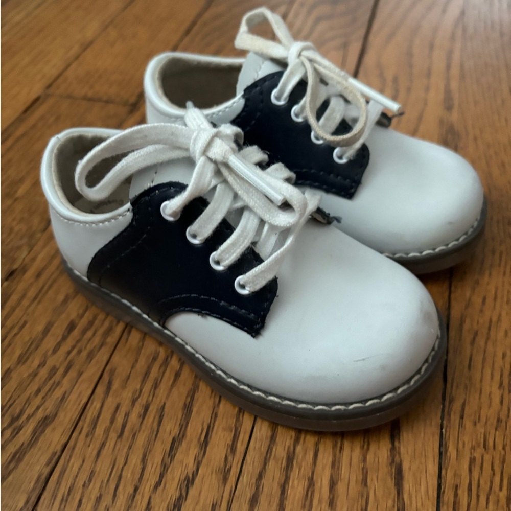 Footmates Cheer 3 Dress Shoes in navy/white